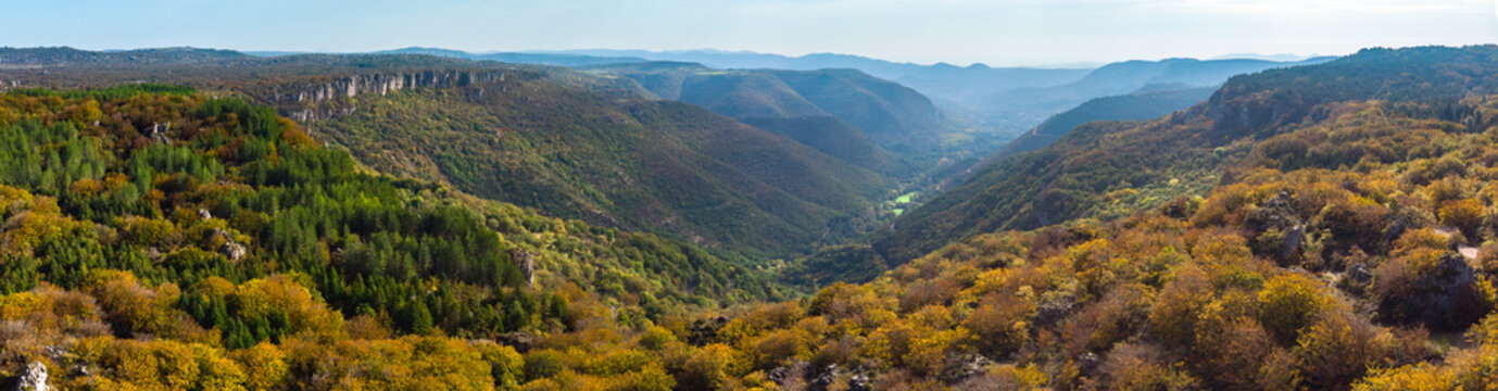 vue a&eacute;rienne et panoramique sur une vall&eacute;e du sud de la France