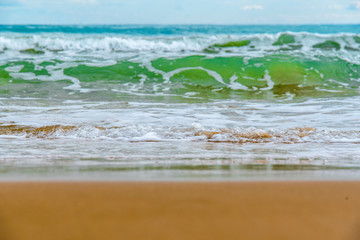 Olas del mar sobre la arena de la playa en la costa del Mediterráneo una mañana de verano con olas suaves rompiendo en la orilla