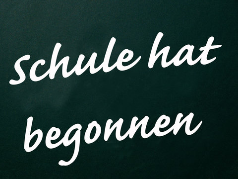 Schule hat begonnen in Kreideschrift auf einer Tafel geschrieben