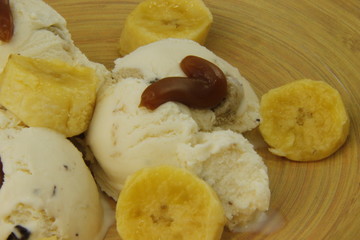 Glace vanille et morceaux de banane