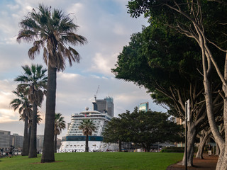 Obraz premium Cruise Ship in City