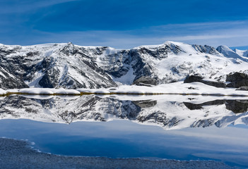 Fototapeta na wymiar epic mountain lake reflection