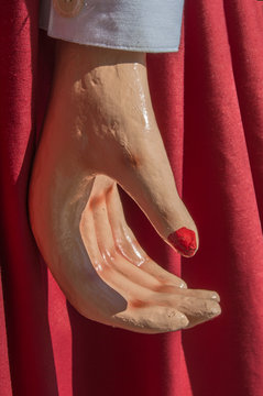 Mano de giganta/detalle de mano de gigante mujer de los gigantes y cabezudos de un desfile.