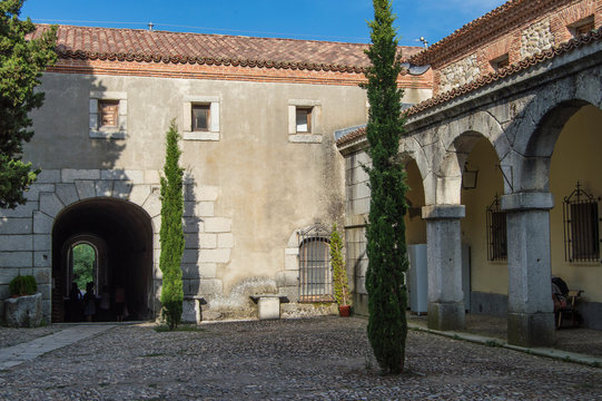 Monasterio de Santa Mar&iacute;a del Paular/
Galeria porticada en un patio en el monasterio de Santa Maria del Paular, en Rascafria cerca de Madrid. Espa&ntilde;a