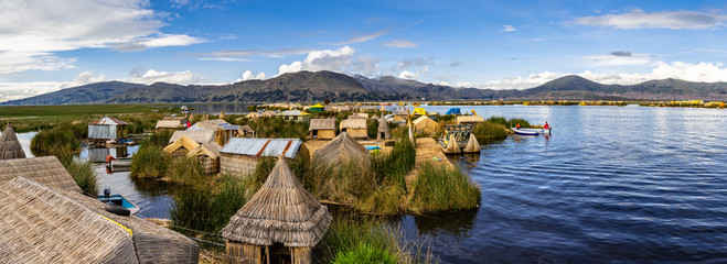 Panorama über den Titicacasee zwischen den schwimmenden Dörfern der Uros in Peru - obrazy, fototapety, plakaty