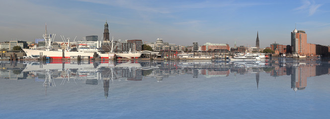 Hamburger Hafenpanorama in der Elbe gespiegelt