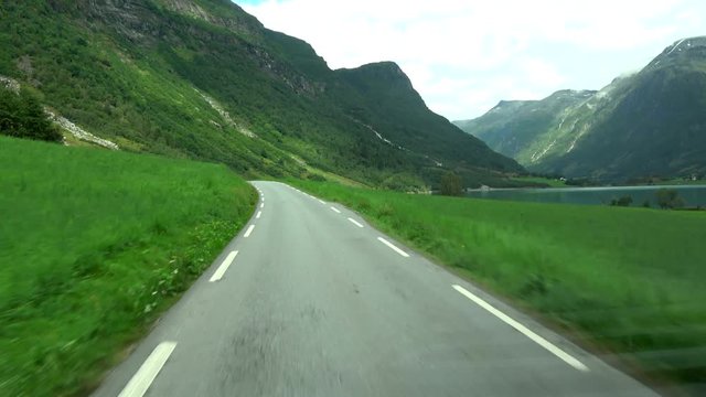 Fahrt auf Fv724 zum Briksdalsbreen, Norwegen
