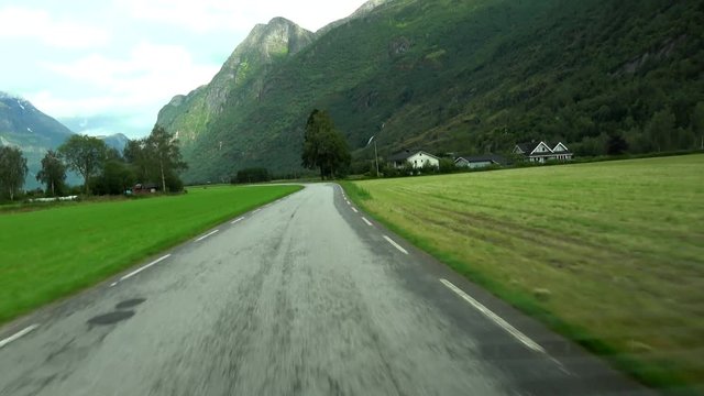 Fahrt auf Fv724 zum Briksdalsbreen, Norwegen
