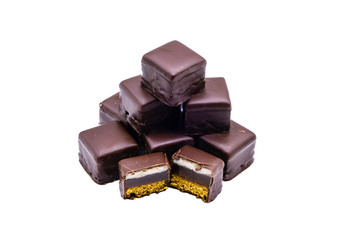 Dominosteinpyramide isoliert ausgeschnitten freistehend