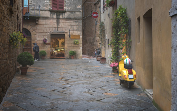 Fototapeta Bike parked on the Colorful street in Pienza, Tuscany, Italy