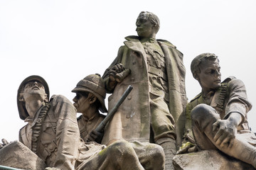 Kriegsdenkmal an einer Br&uuml;cke der Innenstadt von Edinburgh
