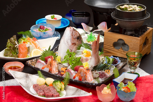会席 和 鯛 鮮魚 姿 刺身 ステーキ 牛 肉サラダ料理 肉 刺身 鮪 調理 懐石 盛り付け デザート 味噌汁 和食 釜飯 ご飯 鍋 日本 雅 和紙 陶器 アワビ 海老 梅干 白飯 野菜 雅 新鮮 そば はまち お造り 貝 豆腐 ワサビ 鮮魚 サーモン 鮭