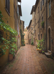 Fototapeta na wymiar Beautiful and colorful streets of the small and historic Tuscan village Pienza, Italy