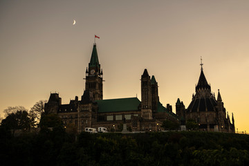 Fototapeta premium The Parliament of Canada and Ottawa River at the sunset