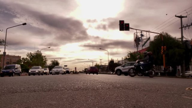 Road, speedway, cars stop at traffic light and then pass by.
Autopista, autos paran en semaforo y luego avanzan.