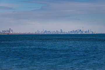 Obraz premium Toronto, CANADA - October 16, 2018: Panoramic view of the city of Toronto across Lake Ontario from the park in Mississauga