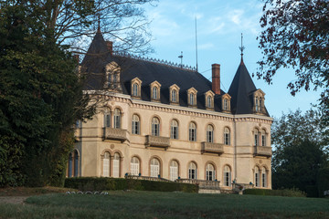 Château de Néty dans  le Beaujolais à l' automne , à Saint Etienne des Ouillères