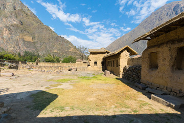 Fototapeta na wymiar ancient buildings of the village of Ollataytambo Peru