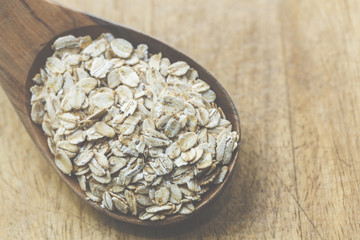 Roggen, Basis für ein gutes Müsli. Flocken. Nahaufnahme, Vollkornflocken in leckerer Bio-Qualität. Gesundheit auf dem Tisch. 