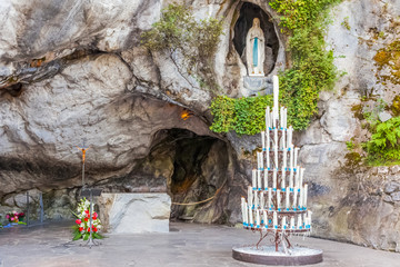 grotte de Massabielle, Lourdes, France  - obrazy, fototapety, plakaty