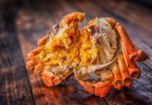 The hairy crab stripped its shell and showed its rich crab cream.