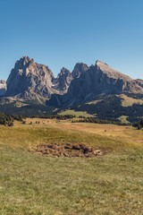 Eine Wanderung auf der Seiser Alm im Herbst bei blauem Himmel