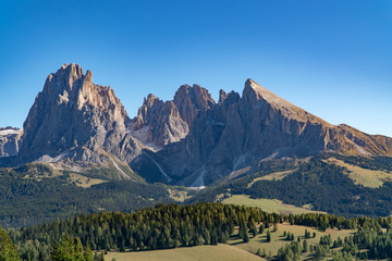 Fototapeta premium Eine Wanderung auf der Seiser Alm im Herbst bei blauem Himmel