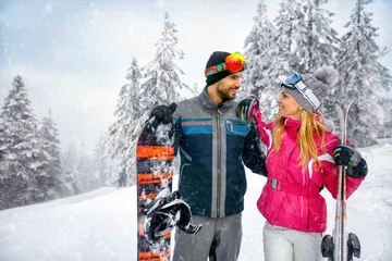 Papier Peint photo Sports dhiver Smiling couple enjoy on winter vacation