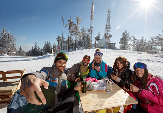 Grup skiers taking selfie together on skiing