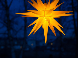 Adventszeit - Weihnachten - Stern - stimmungsvolles Licht