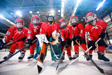Obraz premium children playing ice hockey on the rink.