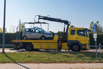Ein Unfallauto wird auf einen Abschleppwagen gehoben