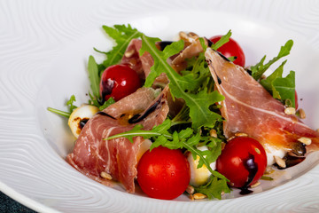 Salad with prosciutto and mozzarella