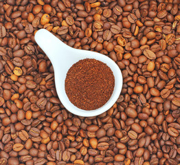 Obraz premium Backgrounds of coffee beans are numerous and fragrant and in the middle there are fine ground coffee beans.