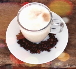 Cup of delicious coffee - Brown wooden background - Good morning - Cappuccino - Kaffeebohnen 