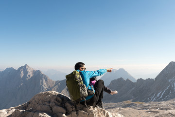 Vater und Kind auf dem Berg