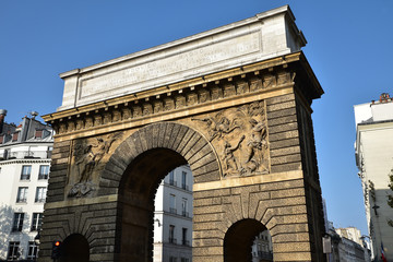 Fototapeta na wymiar Arc de triomphe de la porte Saint-Martin à Paris, France