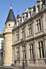 Fototapeta na wymiar Immeuble à tourelle à Paris, France