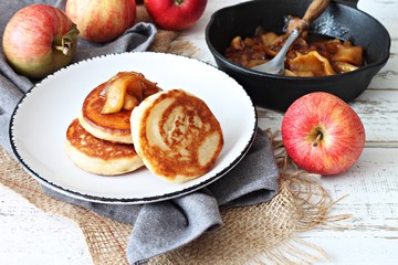 Pancakes with caramelized apples 