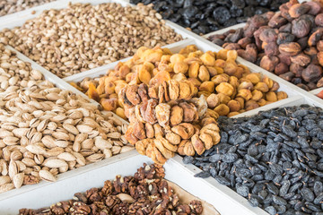 Obraz premium Dried fruits and nuts on local food market in Tashkent, Uzbekistan