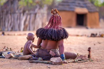 Cheveux femme tribu Himba Namibie de dos indigène