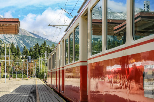 Triebwagen der Zahnradbahn am Bahnsteig