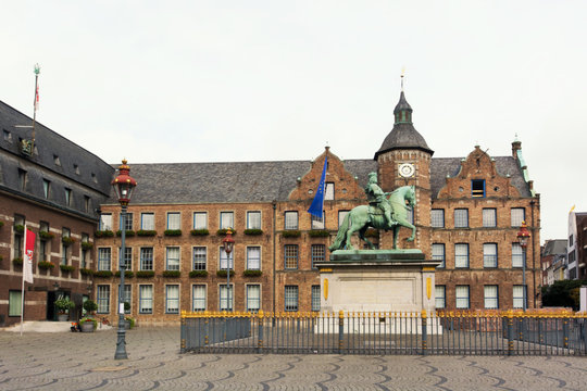 Rathaus von Düsseldorf mit Marktplatz