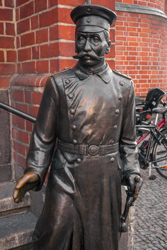Capitano di Koepenick statua, Berlino, Germania