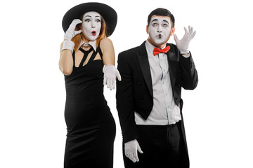 Two mimes talking on phone