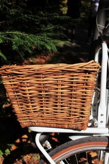 Geflochtener Korb auf einem Fahrrad, Tanne im Hintergrund