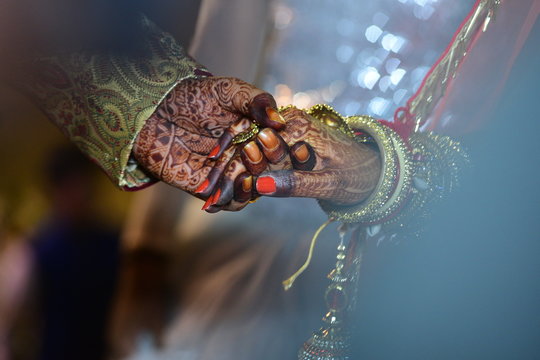 indain wedding cuple hands 