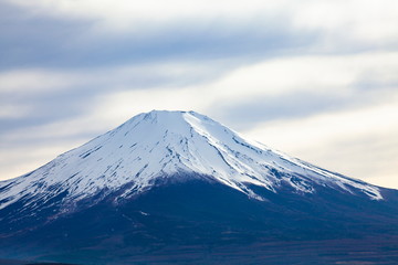 雪を頂いた富士山、山梨県山中湖村にて