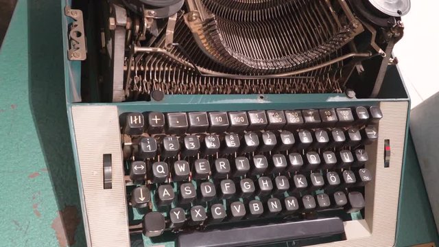 20429_The_keys_and_keyboard_of_the_old_typewriter_on_the_table.mov