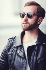 Obraz premium close-up portrait of a brutal man in a leather jacket